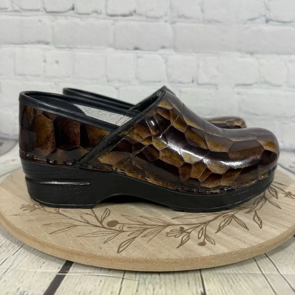 Dansko Sophie Clogs Women Size 36 Brown Mosaic Patent Leather Y2K Slip On Shoes